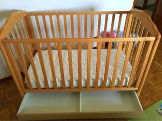 Cuna de madera con cajón +sinfonier de bebé 
REGAL