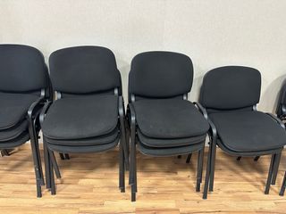 Silla de oficina apilable negra