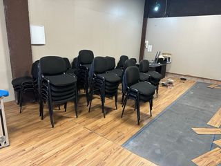 Silla de oficina apilable negra