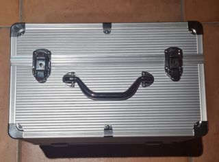 Maletín de maquillaje plateado