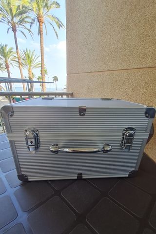 Maletín de maquillaje plateado