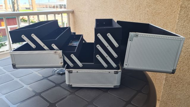 Maletín de maquillaje plateado