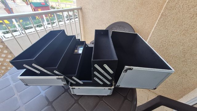 Maletín de maquillaje plateado