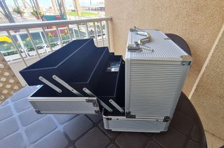 Maletín de maquillaje plateado