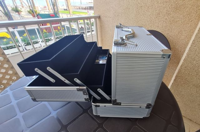 Maletín de maquillaje plateado