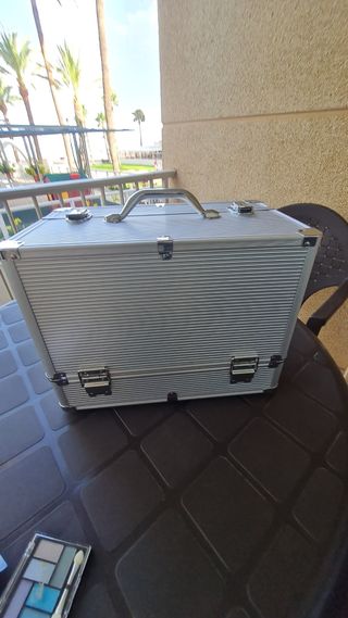 Maletín de maquillaje plateado