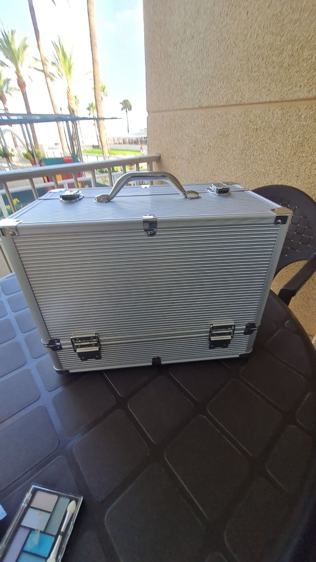 Maletín de maquillaje plateado