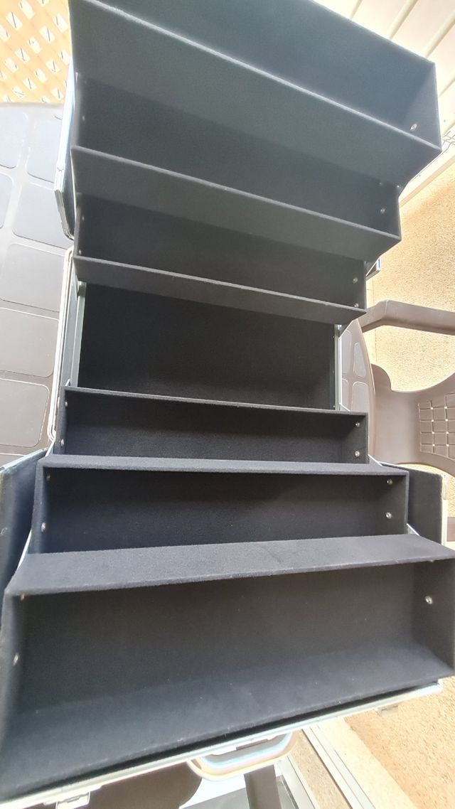 Maletín de maquillaje plateado