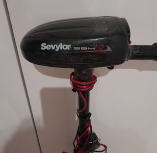 Kayak de pesca con motor eléctrico