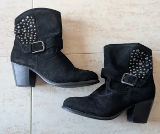 Botines negros con tachuelas y hebilla