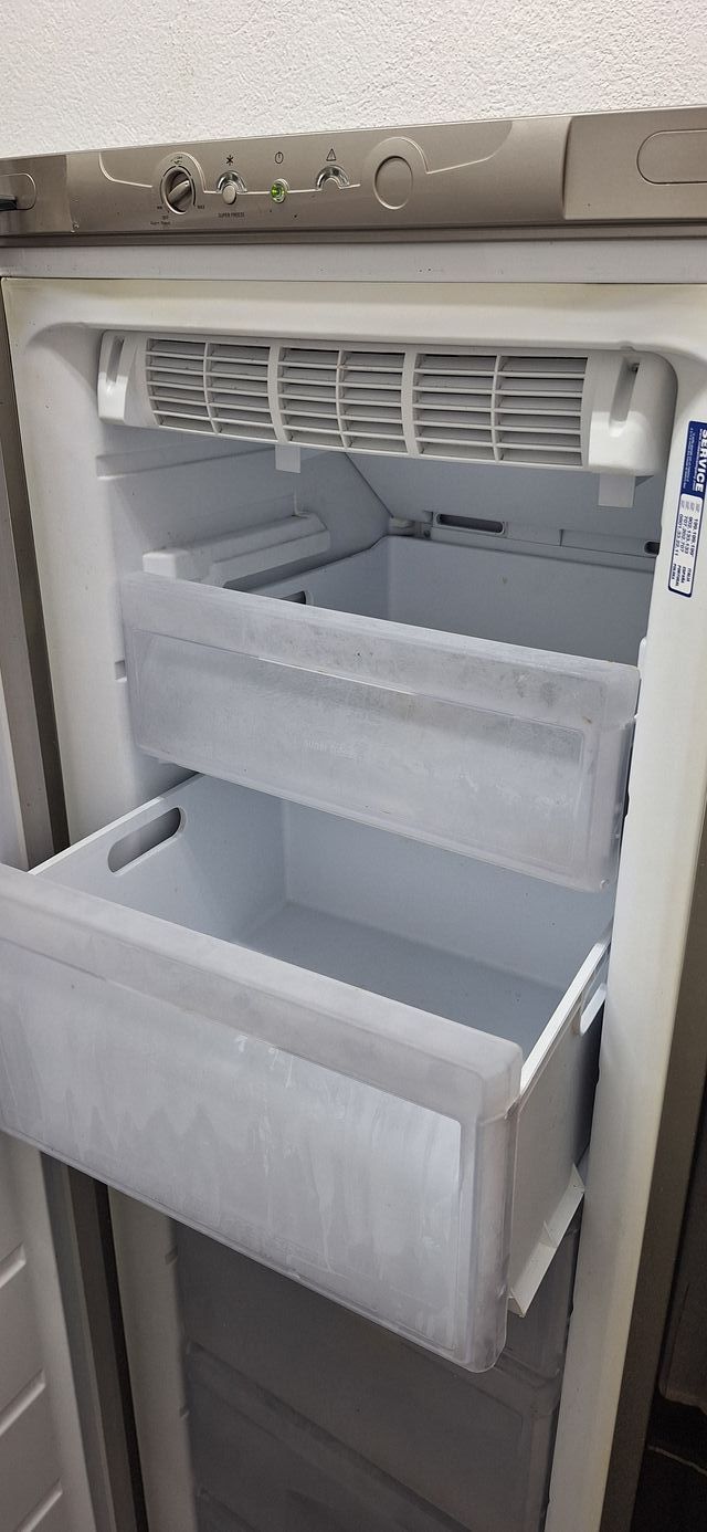 Congelador Vertical Hotpoint Ariston Inox