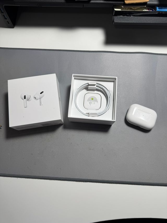 Apple AirPods Pro con Custodia di Ricarica
