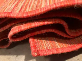 Alfombra naranja y rosa