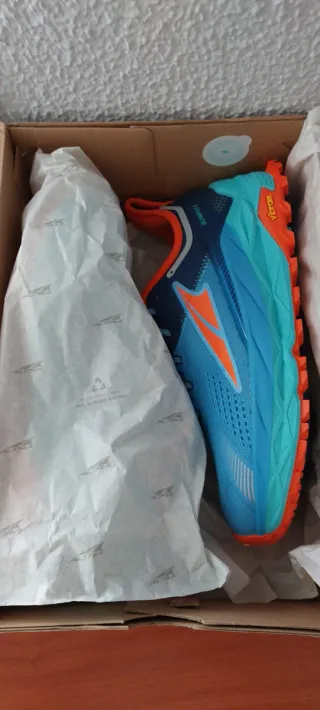 Zapatilla running Altra azul  y naranja.
