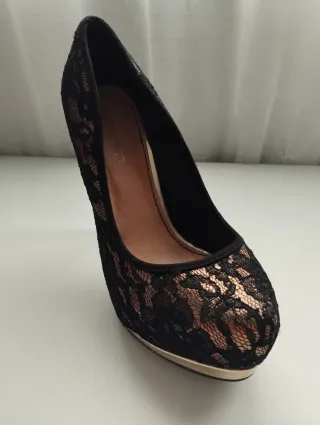Zapatos de tacón encaje negro y dorado