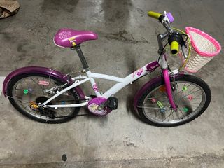 Bicicleta niña Btwin morada con cesta