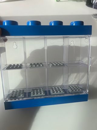 Expositor LEGO azul con 8 compartimentos