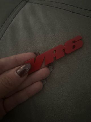 Emblemas VR6 (Rojo, Plata, Negro)
