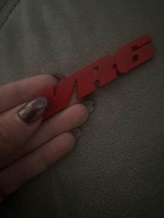 Emblemas VR6 (Rojo, Plata, Negro)
