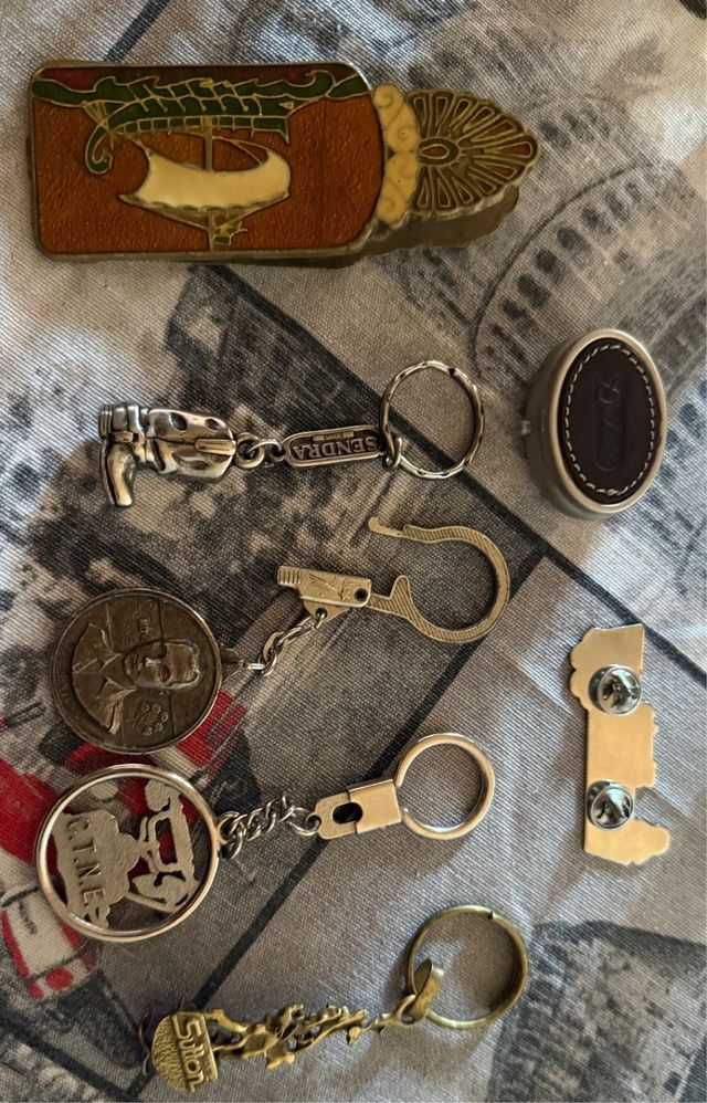 Lote llaveros y pinza papel pastillero