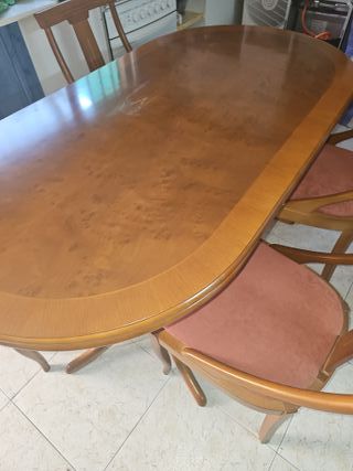 Mesa de comedor ovalada de madera