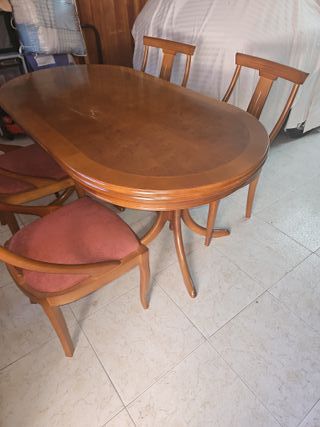 Mesa de comedor ovalada de madera