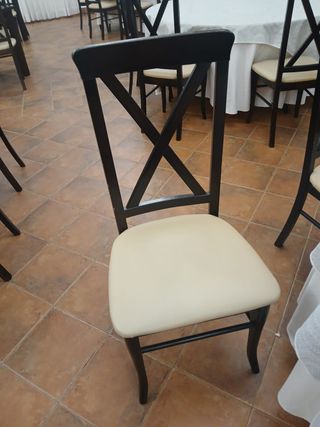 Sillas de restaurante beige y negras