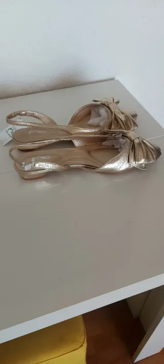 Sandalias doradas con lazo, talla 38