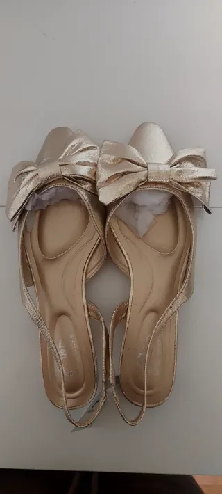 Sandalias doradas con lazo, talla 38