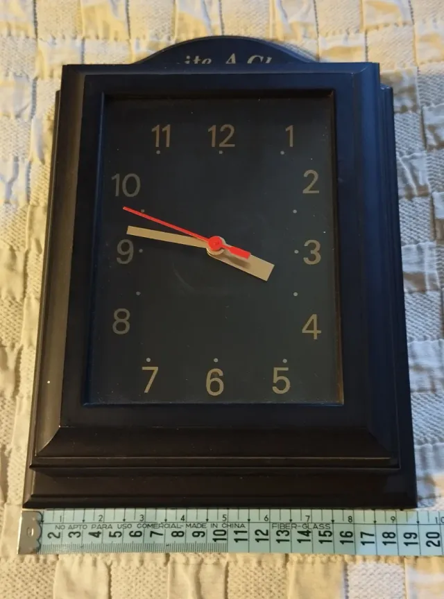Reloj de pared negro con puerta cuelga llaves