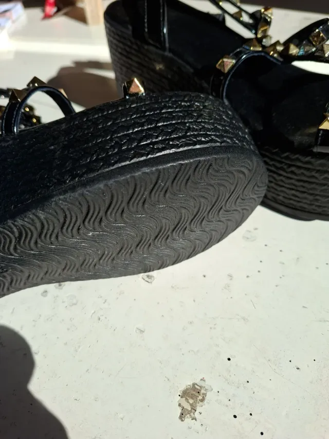 Sandali neri con borchie dorate