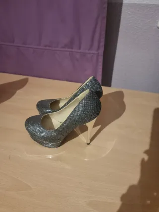 Zapatos de tacón plateados para fiesta