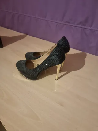 Zapatos de tacón plateados para fiesta