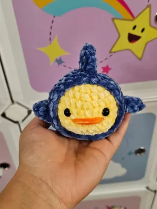 Muñeco amigurumi patito disfrazado tiburon 