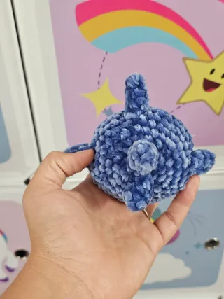 Muñeco amigurumi patito disfrazado tiburon 