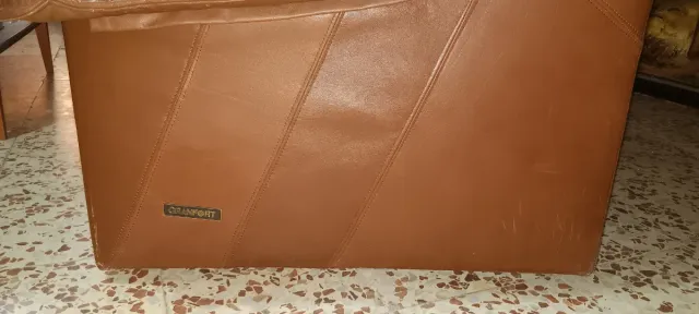 Sofá de cuero marrón