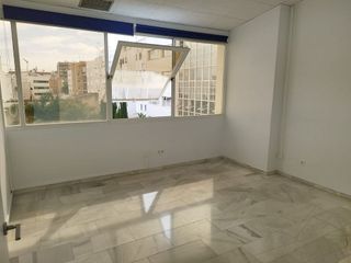 Oficina en alquiler en La Buhaira en Sevilla