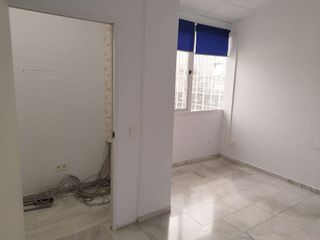 Oficina en alquiler en La Buhaira en Sevilla