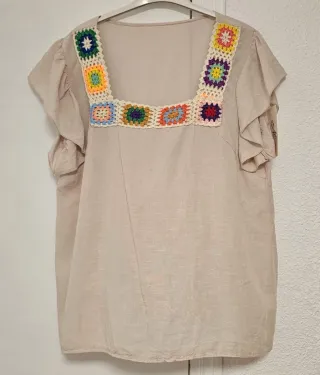 Blusa beige con detalles de ganchillo multicolor
