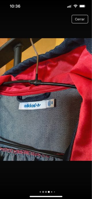 Chaqueta vaquera Adidas con forro rojo