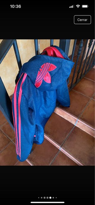 Chaqueta vaquera Adidas con forro rojo
