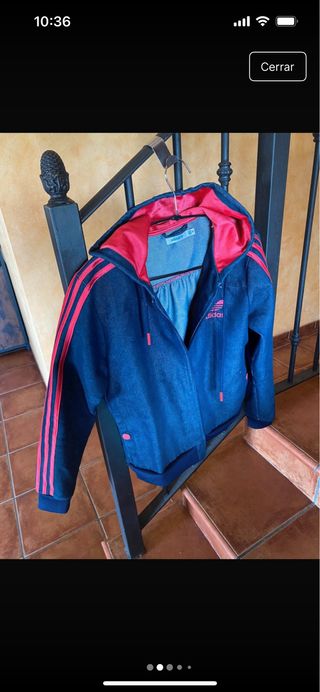 Chaqueta vaquera Adidas con forro rojo