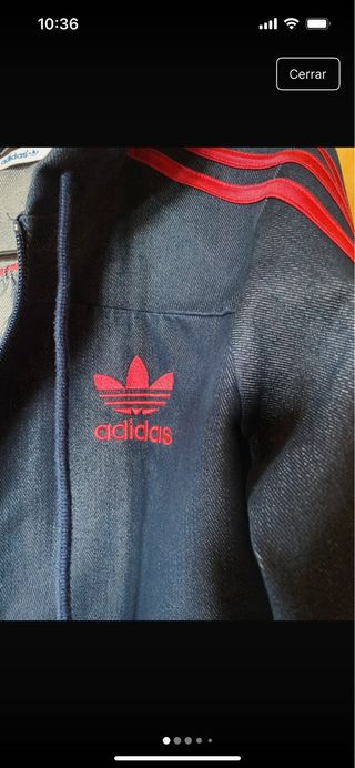 Chaqueta vaquera Adidas con forro rojo