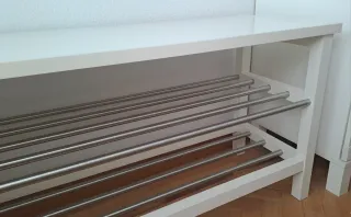 Banco zapatero Ikea modelo Tjusig. Color blanco