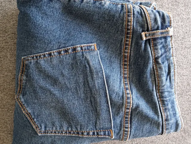 Vaqueros pitillo maternidad.