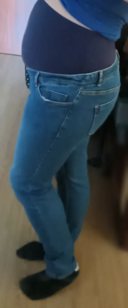 Vaqueros pitillo maternidad.