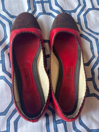 Bailarinas Carolina Herrera rojas y marrones