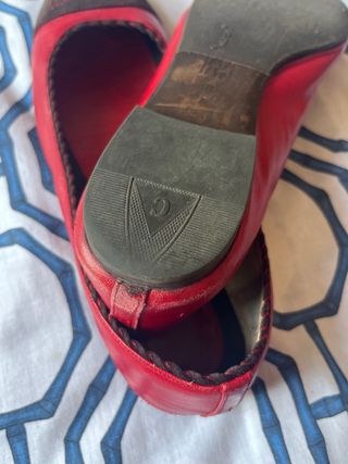 Bailarinas Carolina Herrera rojas y marrones
