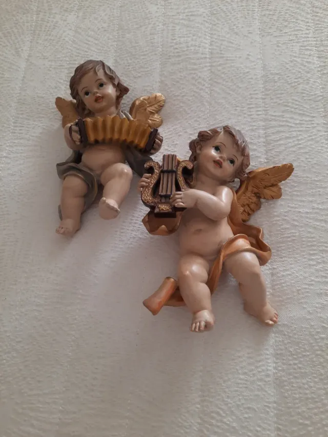 Ángeles músicos de resina.