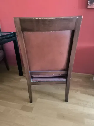 Butacas antiguas de piel y madera